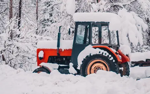 Hókotró traktor munka közben
